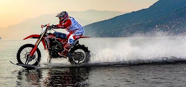 Luca Colombo încearcă să stabilească un nou record de viteză pe apă cu o motocicletă Honda CRF 450R modificată