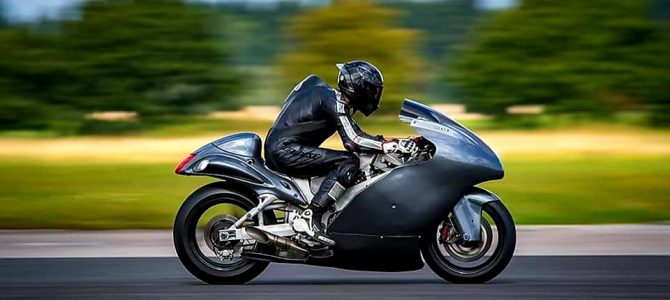 Guy Martin atinge 436 km/h pe o milă cu start de pe loc pilotând o motocicletă Suzuki Hayabusa supraalimentată