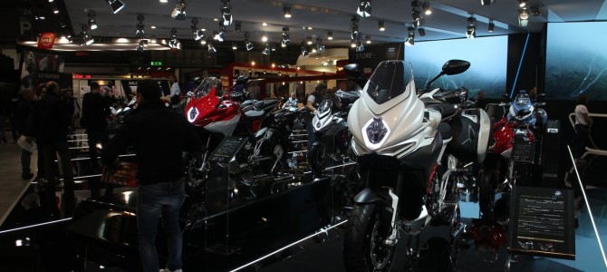 Standul MV Agusta de la EICMA 2015, cu Giacomo Agostini prezent la eveniment